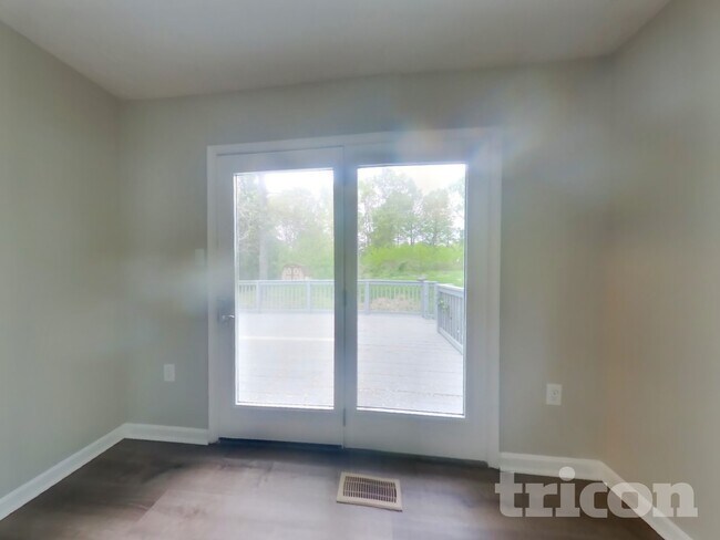 Building Photo - 1350 Redwood Cir