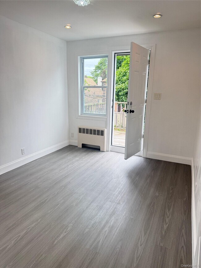Foto del edificio - 84-22 Little Neck Pkwy