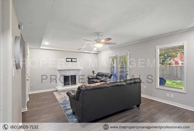 Building Photo - Cute & convenient