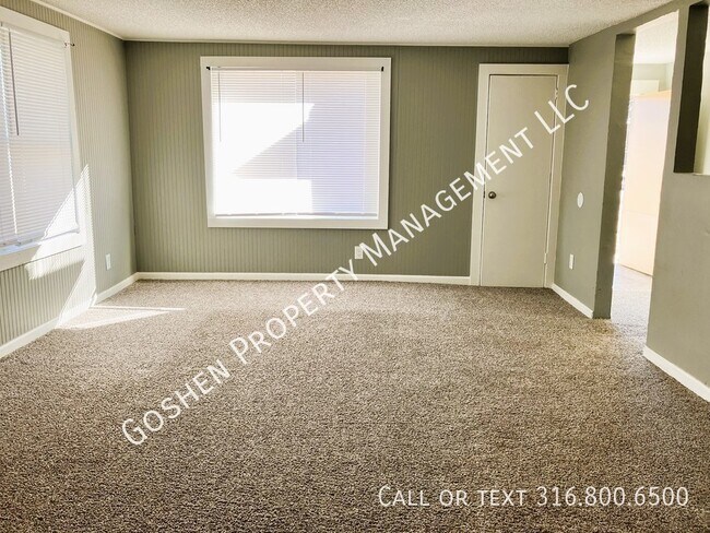 Building Photo - 3 Bedroom 1 Bath Home lots of square footage