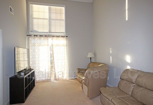 Building Photo - 823 Chartwell Dr