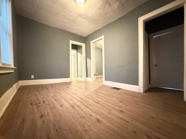 Foto del edificio - 3BR Single-Family Home with Basement & Off-Street Parking