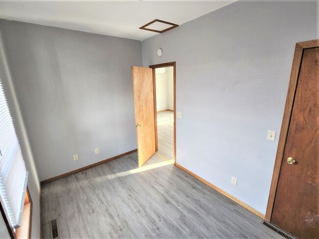 Building Photo - 2 Bed 1 Bath