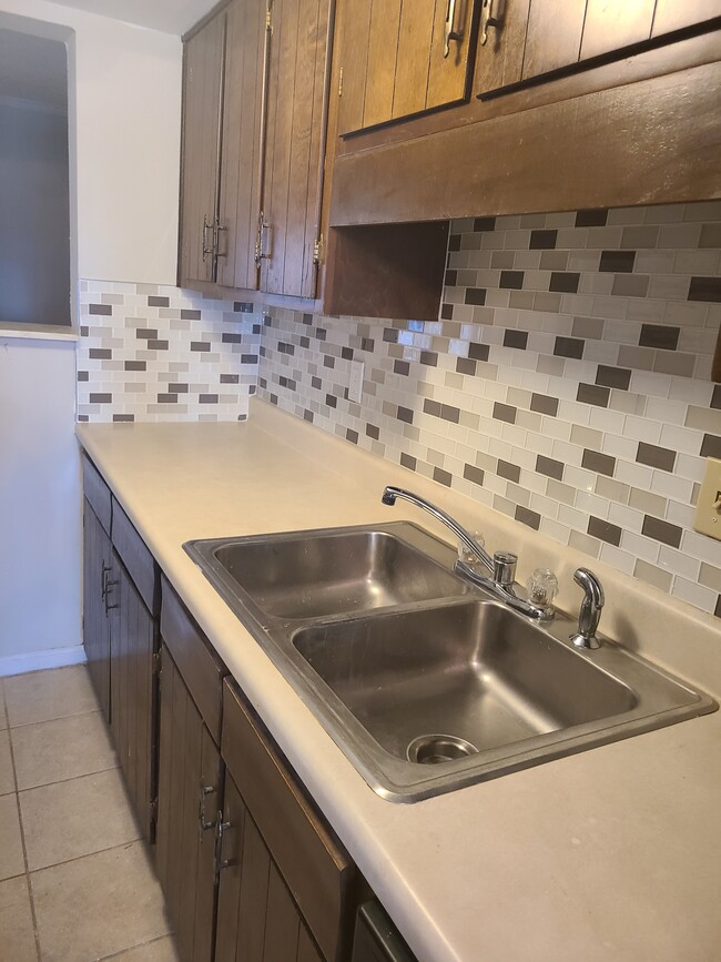 Kitchen: Sink - 1394 Wood Cir S