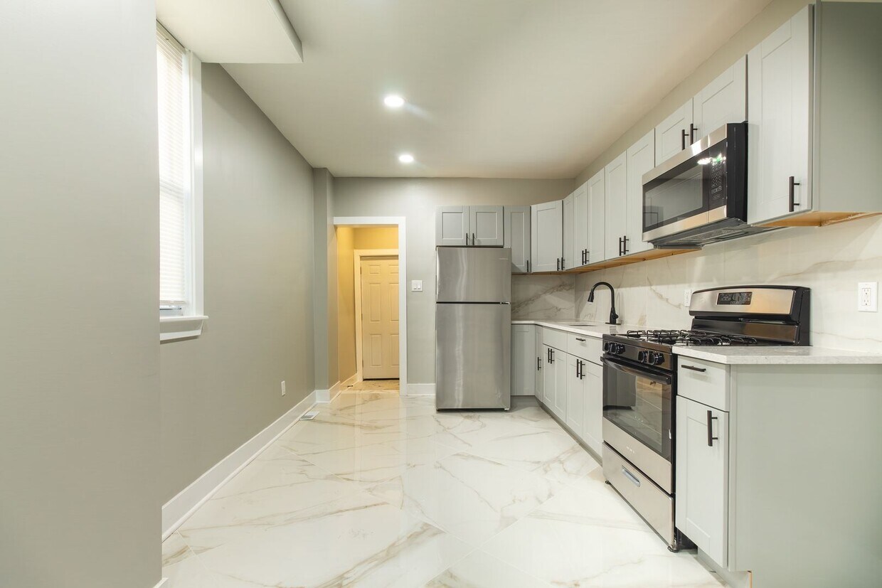 Foto principal - Spacious 3-Bedroom Single-Family Row Home ...