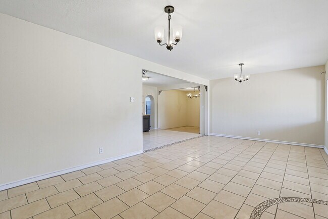 Building Photo - 400 De Vargas Dr
