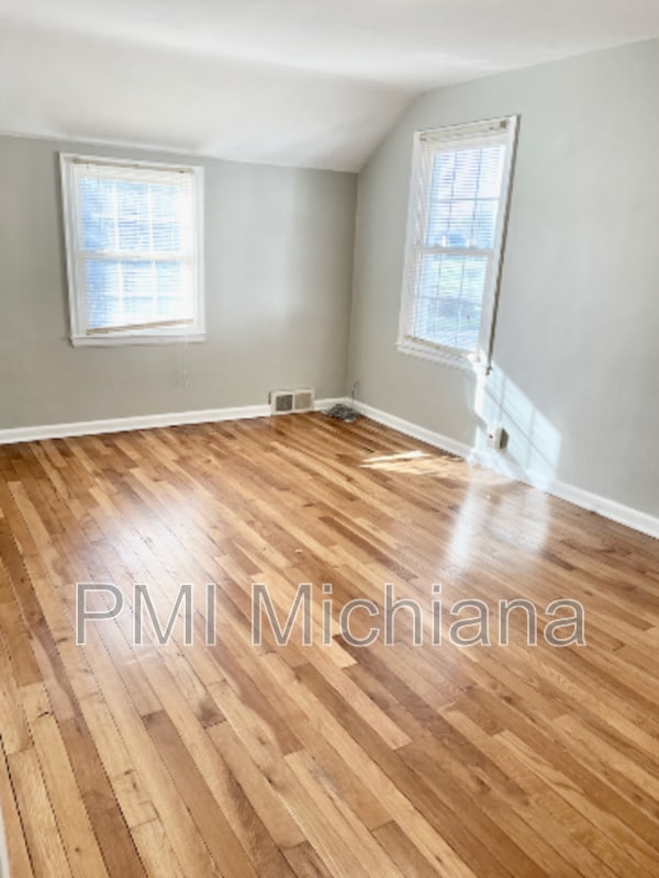Building Photo - 1311 E Monroe St