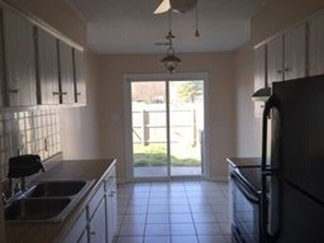 Foto del edificio - Cozy 1-Story Townhome in Campus East