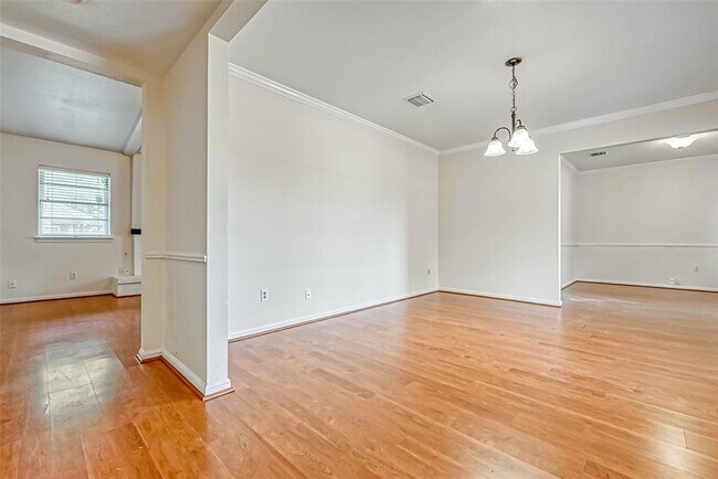 Building Photo - 1733 Crestdale Dr