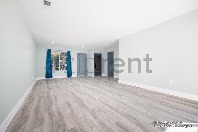 Foto del edificio - 1393 Temple Heights Dr