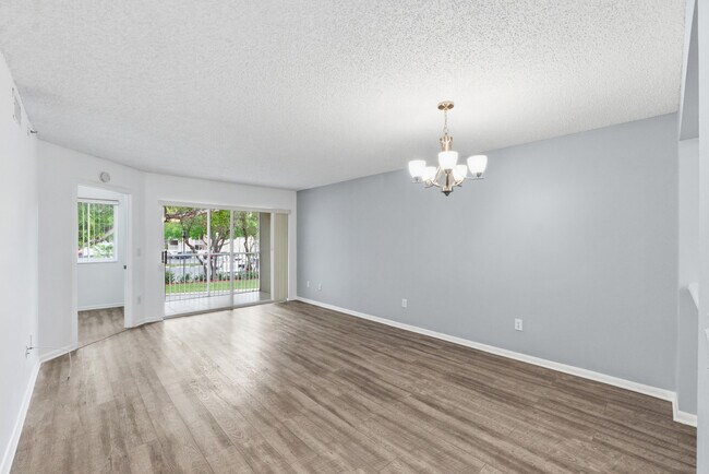 Foto del edificio - 9511 Weldon Cir