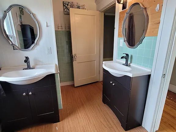Foto del edificio - "Spacious 5-Bedroom Retreat with Fireplace Charm on S Broadway!"