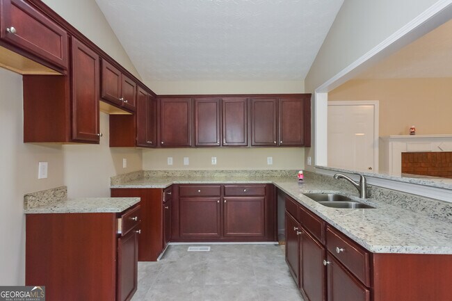 Building Photo - 553 Sycamore Dr