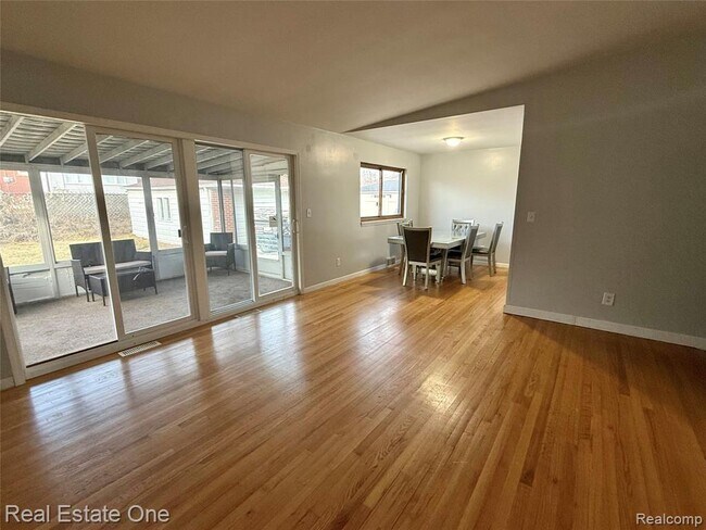 Foto del edificio - 6845 Plainfield St