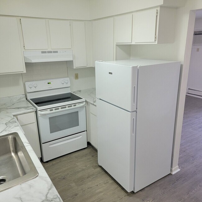 Building Photo - 4210 Knob Hill Dr