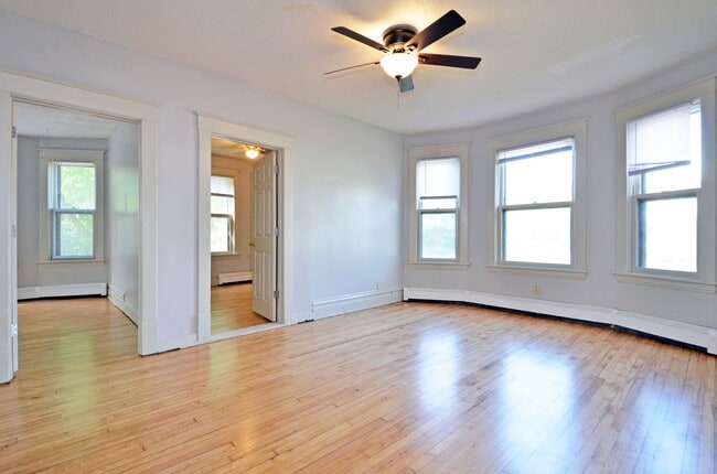 Building Photo - Spacious 3-Bedroom Lower-Level Unit Available Now in West St. Paul!