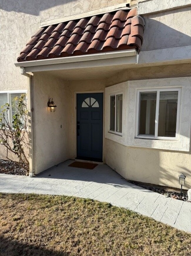 Building Photo - Beautiful 3 bedroom 2 1/2 bath single fami...