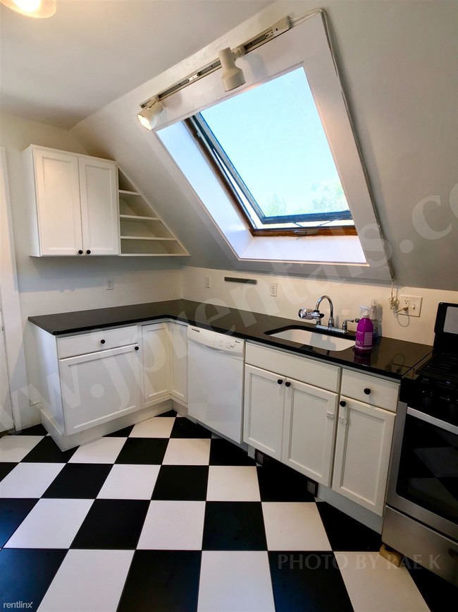 Building Photo - 28 Wenham St