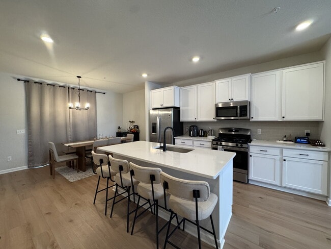 Foto del edificio - "Spacious 3-Bedroom Townhouse Oasis in West St Paul – 2.5 Baths & 2,268 Sq Ft of Comfort!"