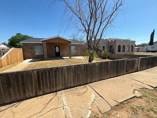 Building Photo - Spacious 3 bed 2 bath home, move in ready