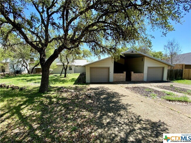 Building Photo - 396 Lake Forest