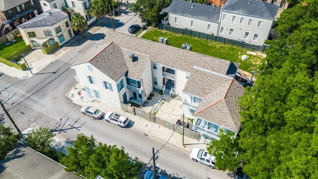 Foto del edificio - 1BD/1BA In Gated Complex Near Lower Garden District