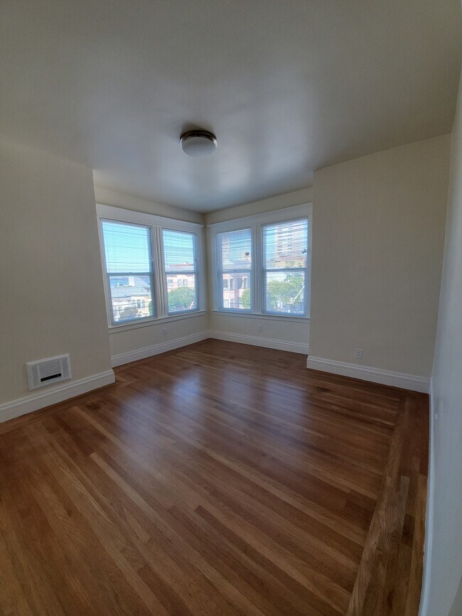 living room - 1650 Jones St