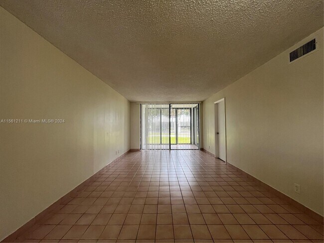 Building Photo - 207 Lake Pointe Dr