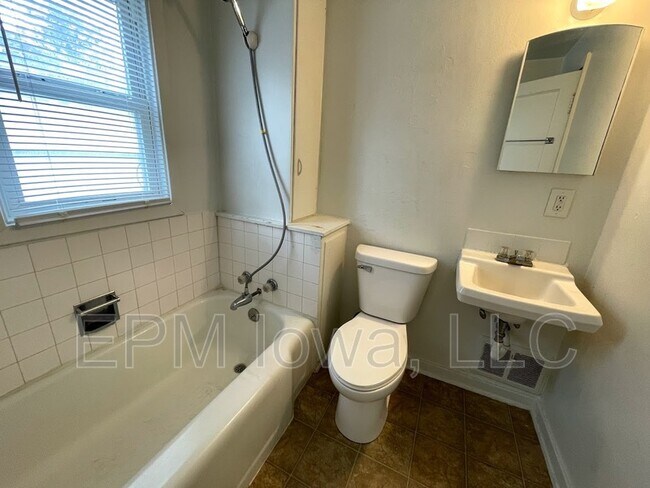 Building Photo - 219 Madison St