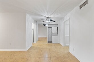 Building Photo - 711 Holiday Dr