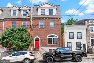 Building Photo - 156 Carson St