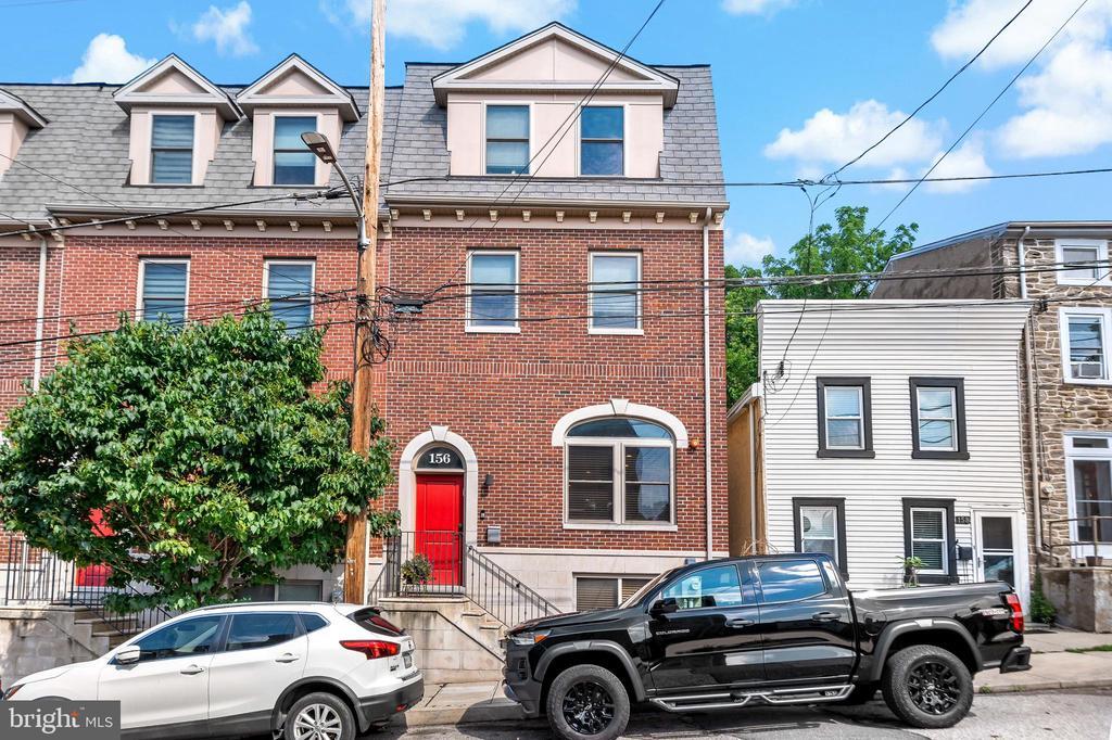 Primary Photo - 156 Carson St