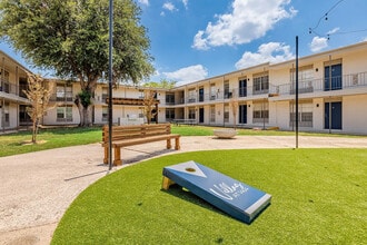 Building Photo - Villas at 1404