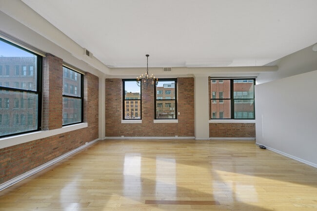 Building Photo - 812 W Van Buren St