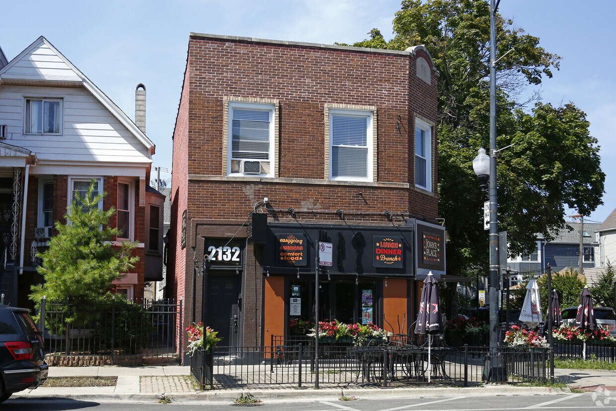 Building Photo - 2132 W Roscoe St