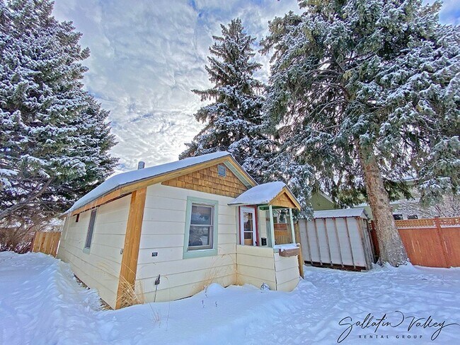 Building Photo - Cute Single Family Detached Home with Fenc...