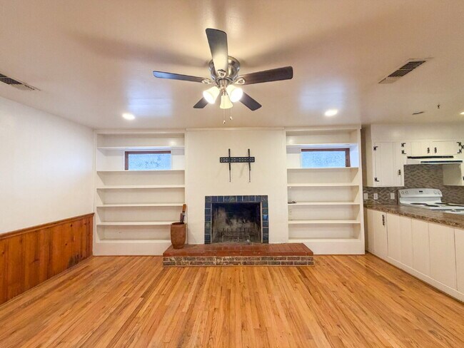 Building Photo - Gorgeous Mid Century Style Located in the Medical District!