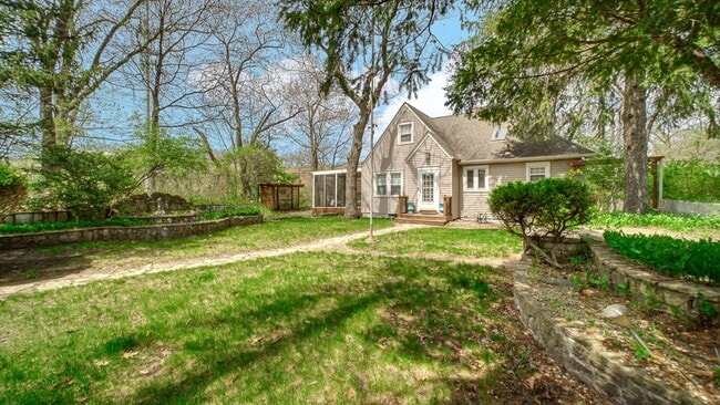 Building Photo - Miller Beach Living – Walk to the Lake!