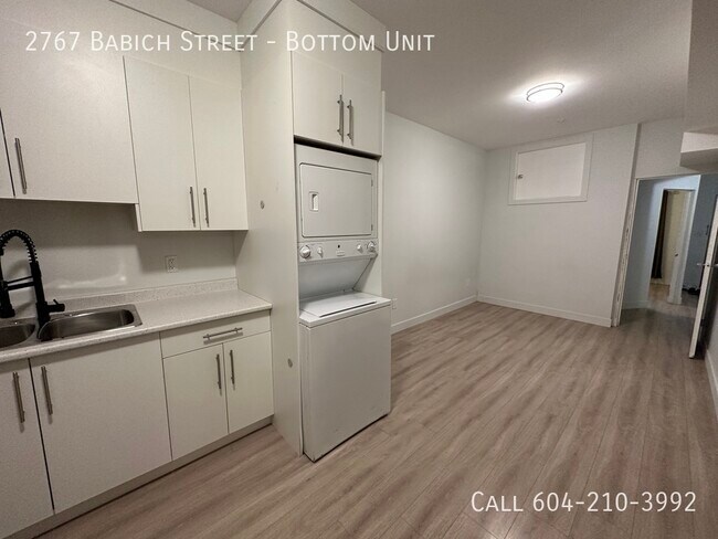 Photo du bâtiment - Renovated Unit in a Fourplex- Pet Friendly!