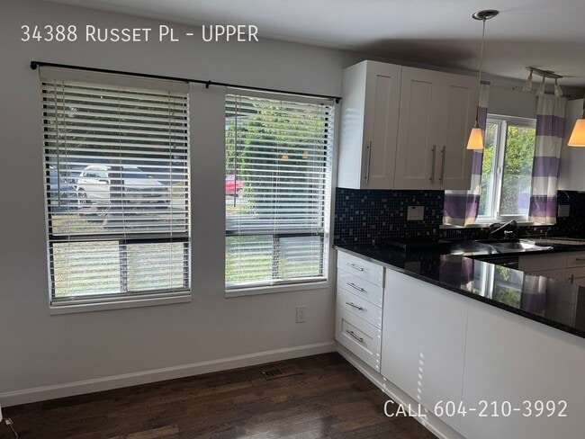Building Photo - Spacious Upper Home