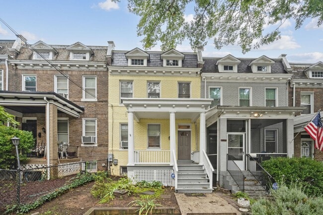 Building Photo - Available Now! 3 bed 2.0 Bath / 13 minute ...