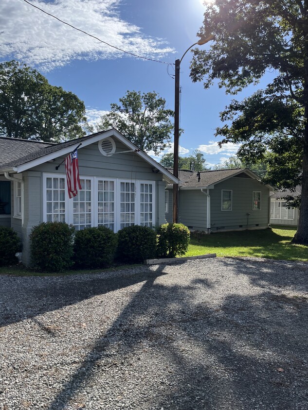18 Bent Oaks Ln, Hendersonville, NC 28792 House Rental in