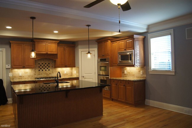 Building Photo - 207 Fernwood Pl