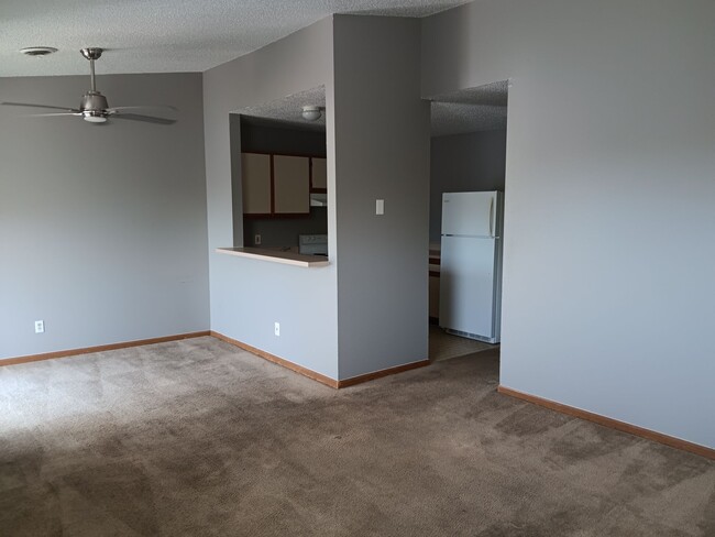 Building Photo - 461 Cedarview Ct