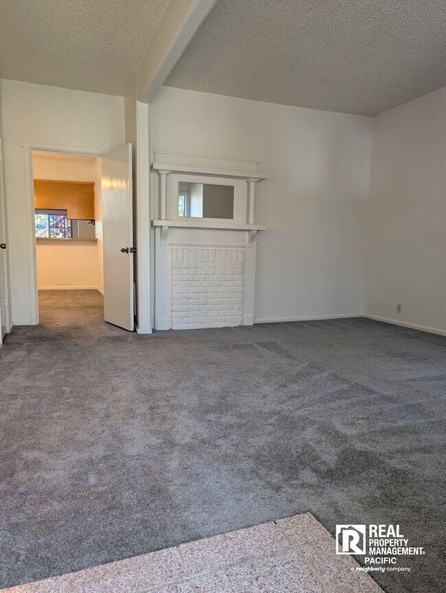 Foto del edificio - Charming 2BR Home with Private Deck & Shared Backyard – Oakland