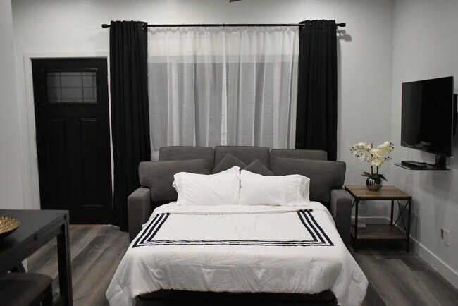 Queen size pullout sofabed - 17556 Chase St