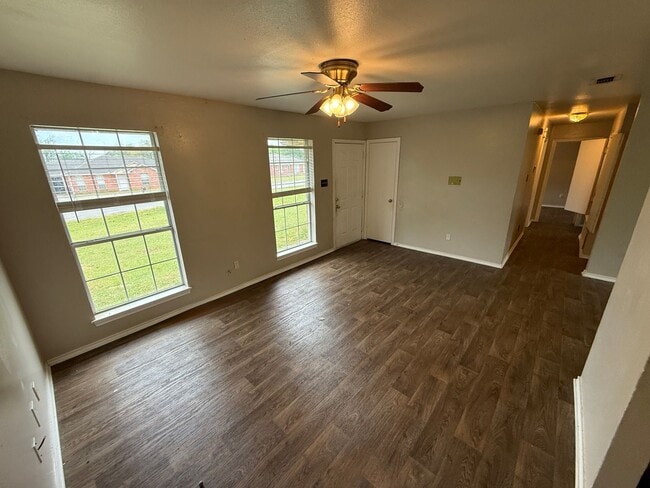 Building Photo - 3-bed/2-bath with garage!