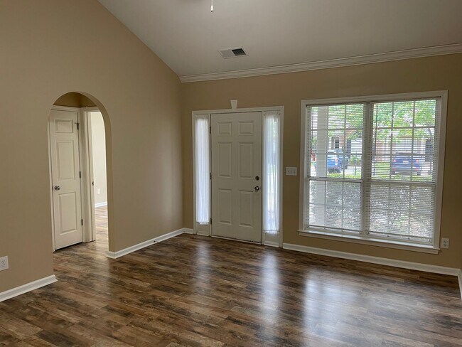 Building Photo - Town Home For Rent