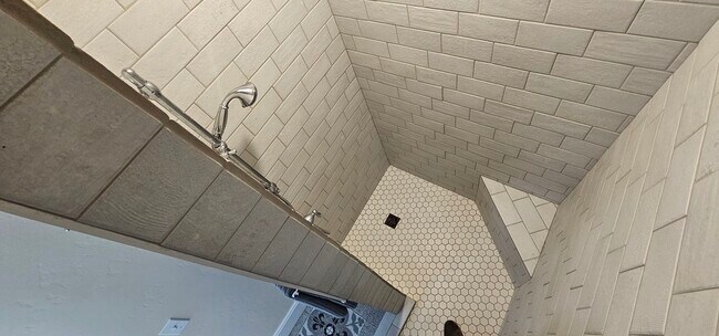 Foto del edificio - 563 E 4th Ave # B