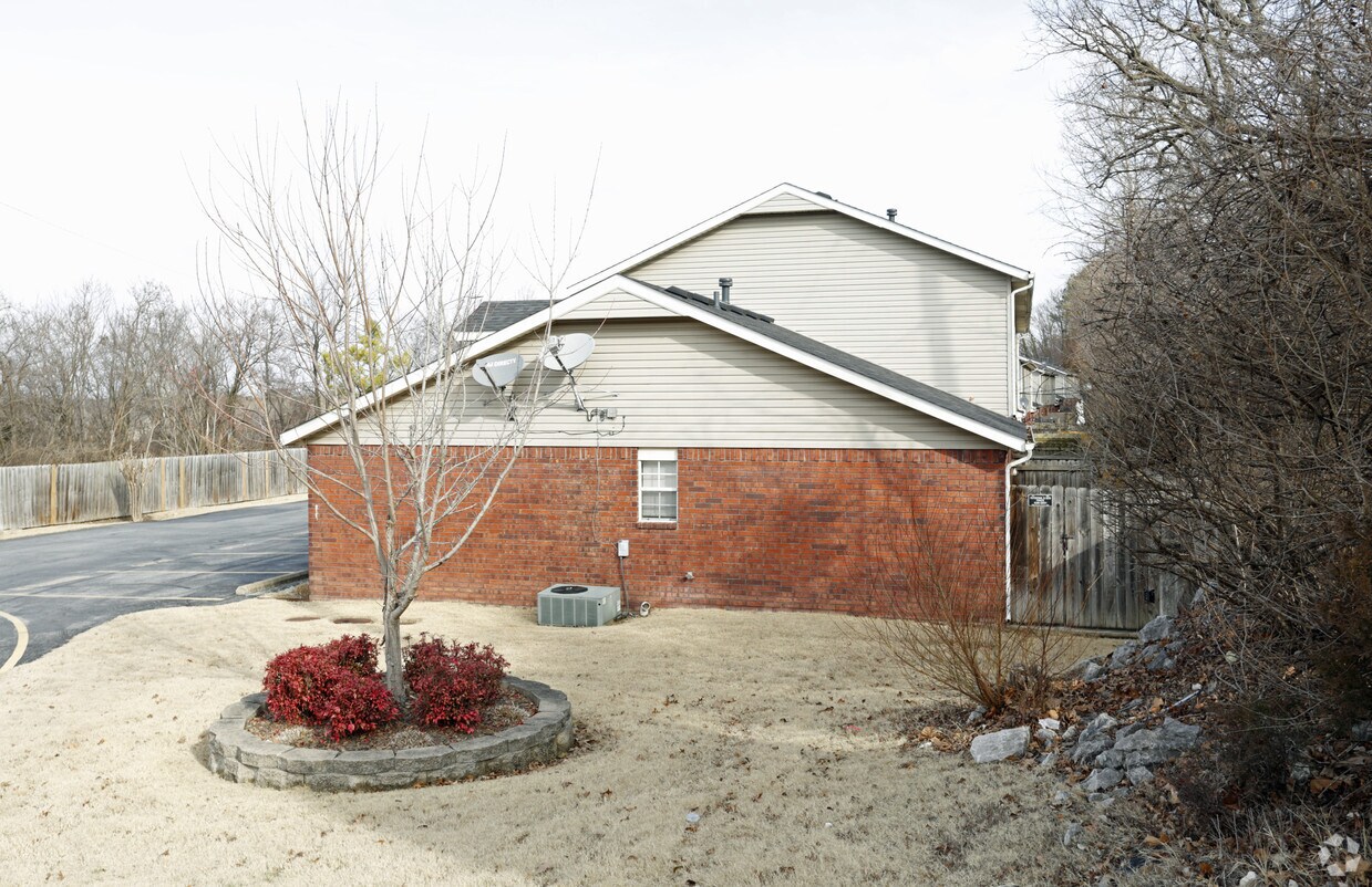 Building Photo - 1206-1262 N Iron Horse Dr